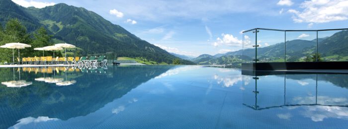 Alpinas Rooftop Pool mit Ausblick auf die Berge