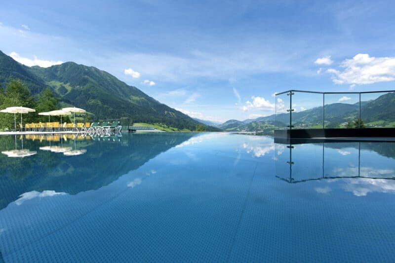 Alpinas Rooftop Pool mit Ausblick auf die Berge