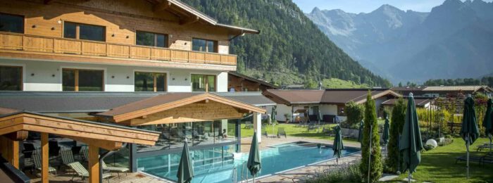 Das Naturhotel Kitzspitz bietet im Sommer eine traumhafte grüne Bergkulisse.