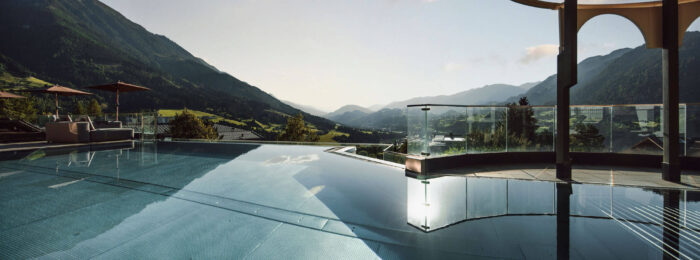 Alpinas Rooftop Pool mit Ausblick auf die umliegende Bergwelt