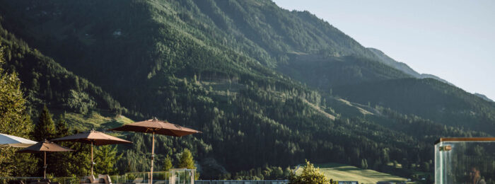 Alpinas Rooftop Pool mit Ausblick auf die umliegende Bergwelt
